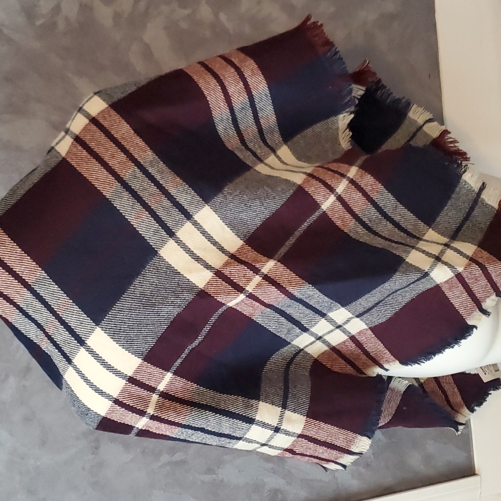 David & Young Navy Blue Plaid Scatrf NEW